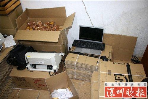 ▲窝点未发货的成箱的假月饼