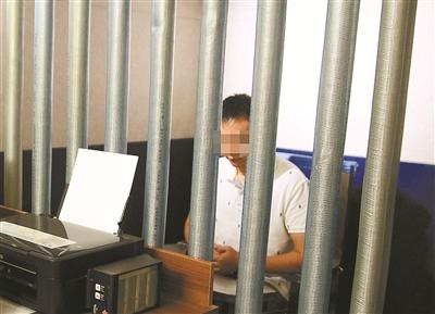 警方对犯罪嫌疑人进行审讯。