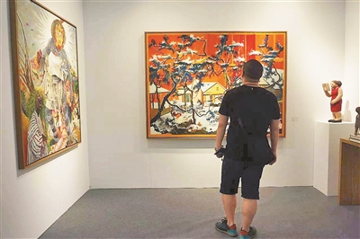 ▲參觀者駐足欣賞“2017藝術深圳”中展出的畫作。