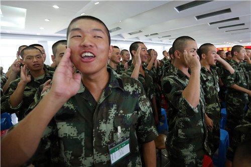 ▲图为新兵拉歌现场。陈鹏摄