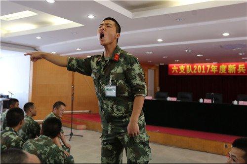 ▲图为开会前各新兵中队组织拉歌,指挥员正组织本中队新兵进行 “ 反击 ”。陈鹏摄