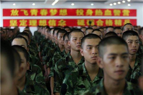 ▲图为动员现场新兵们整齐划一纹丝不动。陈鹏摄