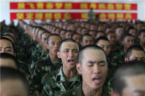 ▲图为新兵齐喊响亮的口号,严阵以待,陈鹏摄