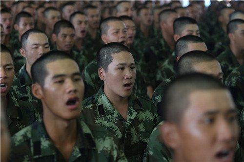 ▲图为开训动员会伊始,众人高唱国歌。陈鹏摄