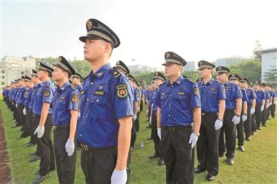 深圳城管统一大换装 新款制服颜色为藏青色及天空蓝色