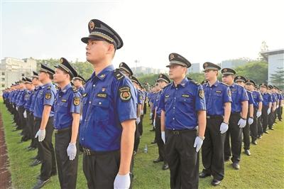 深圳城管统一大换装 新款制服颜色为藏青色及