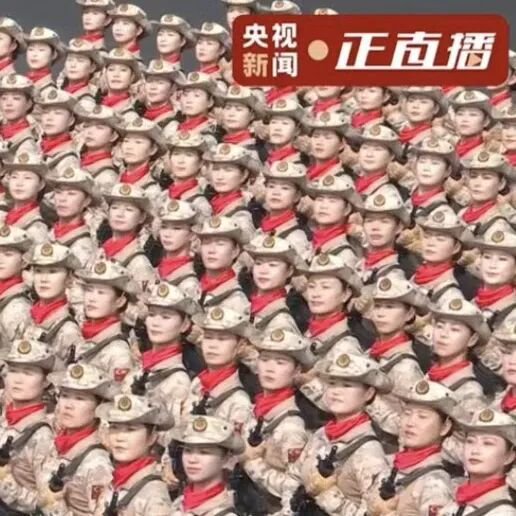 阅兵场上的民兵方队 第五排右一为地阿拉・阿买江