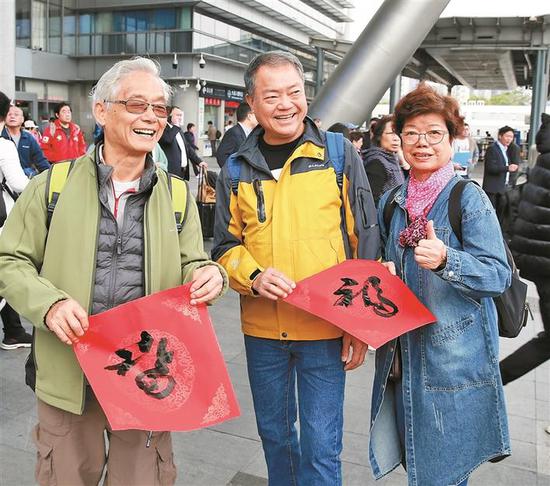 收到口岸民警送的“福”字，旅客十分开心。