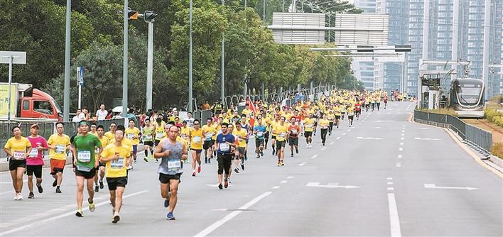 ▲2018年龙华区“与有轨电车同行”微型马拉松开跑。赖志豪 连志远 摄