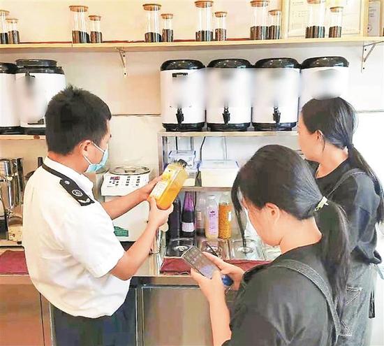 执法人员对“泰式茶饮”等网红饮品进行抽检。