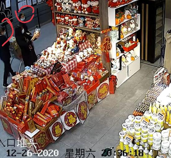 两名超市促销员转移购物车(另一名超市促销员未出现在该视频中)。