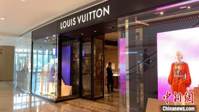 资料图:上海一家LV门店。 康玉湛 摄