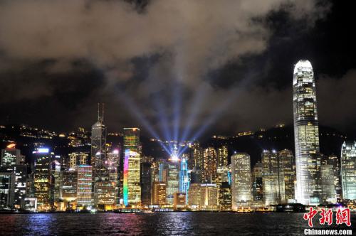 资料图：香港维多利亚港夜景。王东明 摄