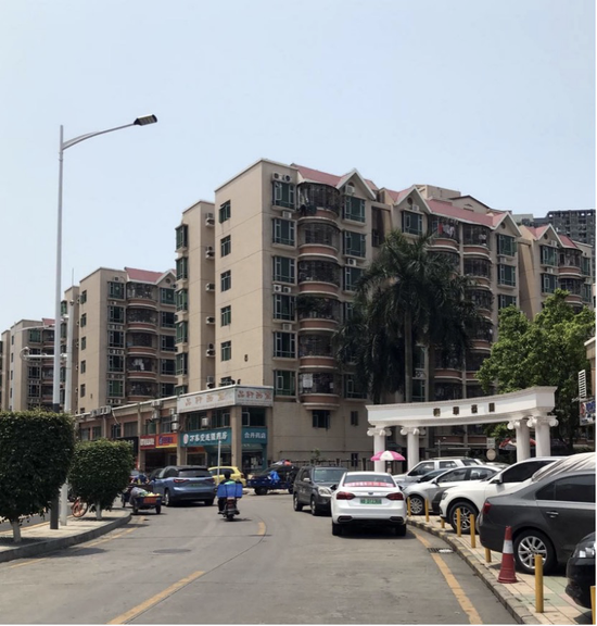 富瑰路东段,泰华豪园正门口的路两边也有违停车辆。