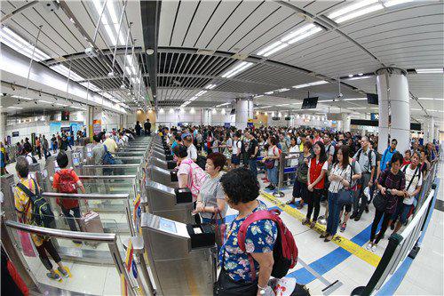 ▲自助通道前排满了旅客，据统计，深圳湾口岸旅客自助通关率占比近 7 成
