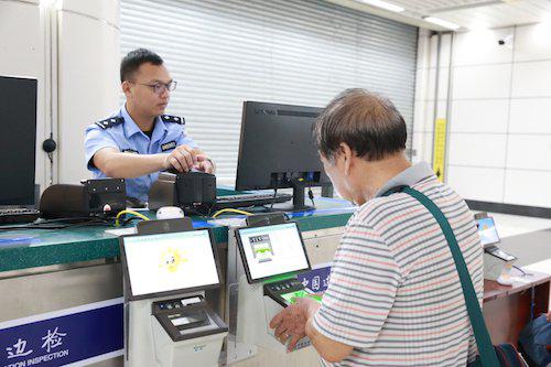 假期前两日深圳湾口岸迎送旅客超30万