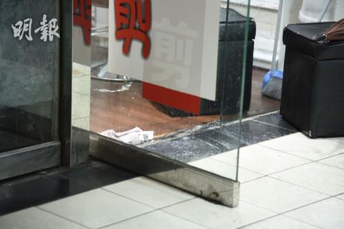 涉事店铺地下仍留有腐蚀性液体。图片来源：香港《明报》/黄诗雅 摄