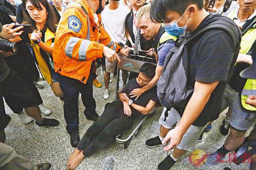 自由撰稿人Richard Scotford（右二）奋不顾身营救一名受袭的深圳旅客。 香港文汇报记者 摄