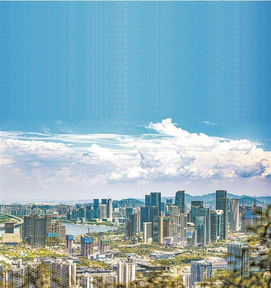 前海深港现代服务业合作区将打造粤港澳大湾区全面深化改革创新试验平台,建设高水平对外开放门户枢纽。图为前海远眺,尽是一派勃勃生机。 深圳报业集团资料图