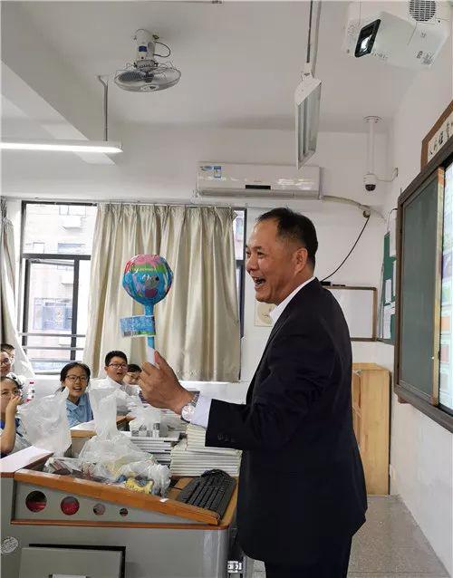 何海辉奖励孩子们超大棒棒糖