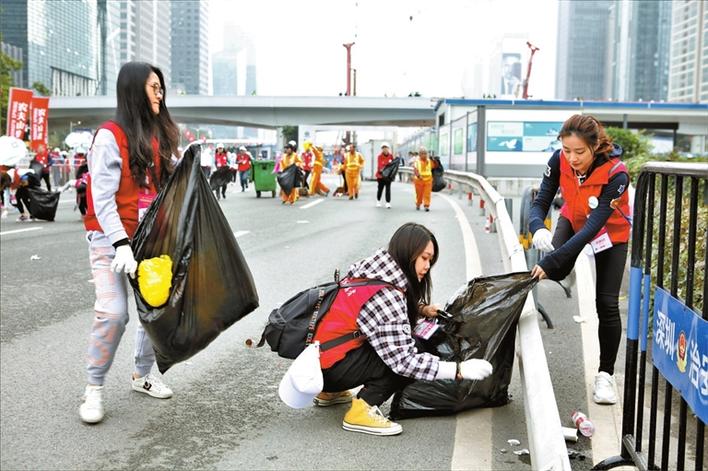 “美丽深圳”志愿者清理赛道上的垃圾。 深圳晚报记者伊宵鸿 通讯员 崔嵩 摄