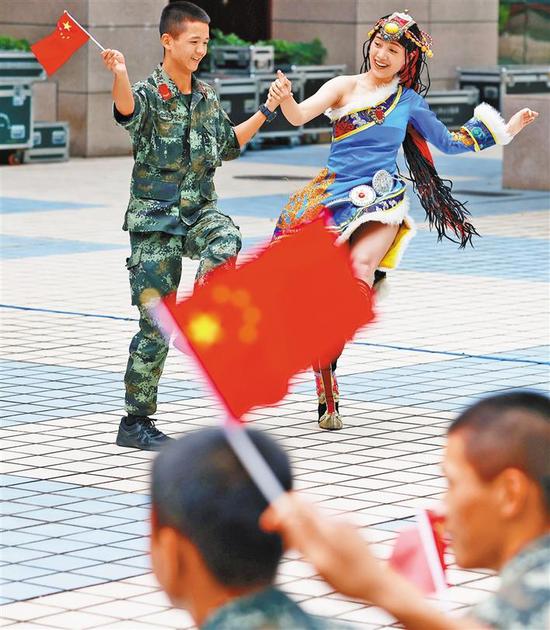 双节期间，文艺轻骑队走进军营，官兵们喜迎佳节。 深圳商报记者 钟华登 通讯员 廖键 摄