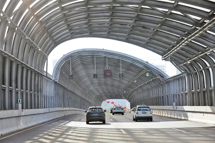 9月28日晚高峰时段，车辆在桂庙路西行隧道通行。