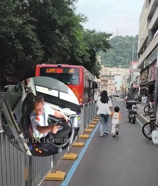 从后视镜看到奔跑的母子后，包建红放慢车速。受访单位供图