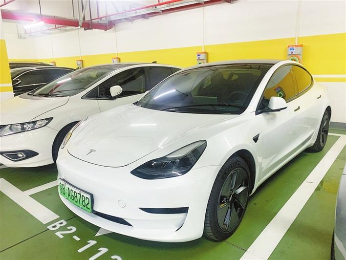 深圳车主刘先生购买的特斯拉Model3。