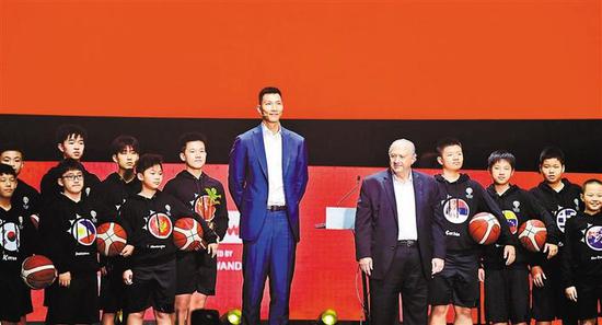 国际篮联主席霍拉西奥·穆拉托雷、深圳本土篮球明星易建联和32名球童在一起。 深圳商报记者 韩墨 摄