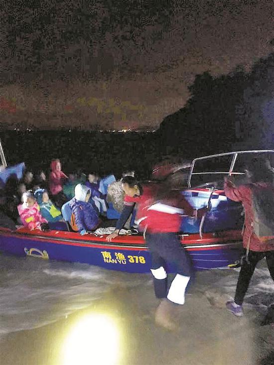 ▲救援人员利用快艇将被困人员运往安全地带。大鹏警方供图