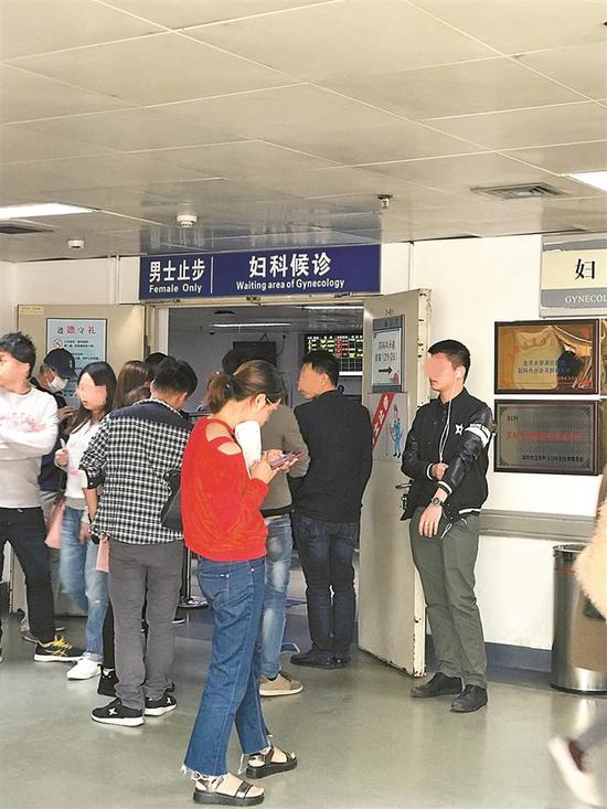 妇科候诊室外等候的患者家属。深圳晚报记者 周倩 摄