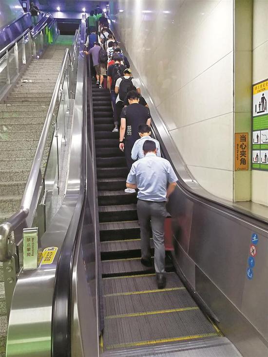 大部分市民都遵从“左行右立”规则。 深圳晚报记者 李瑶娜 实习生 林咪玲 摄