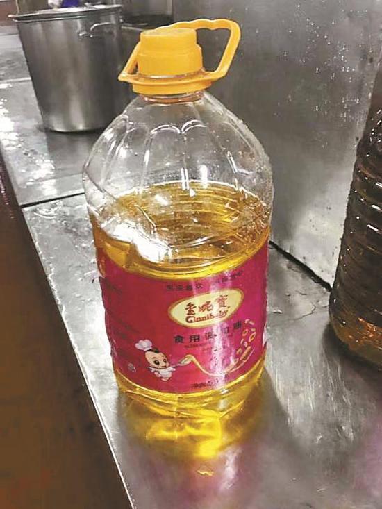 ▲家长 10 月 29 日暗访时拍摄到食堂使用曾上过 “ 黑名单 ” 的食用油。