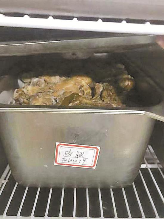 ▲家长 10 月 29 日暗访时拍摄到学校食堂内仍存有 10 月 19 日的鸡腿。