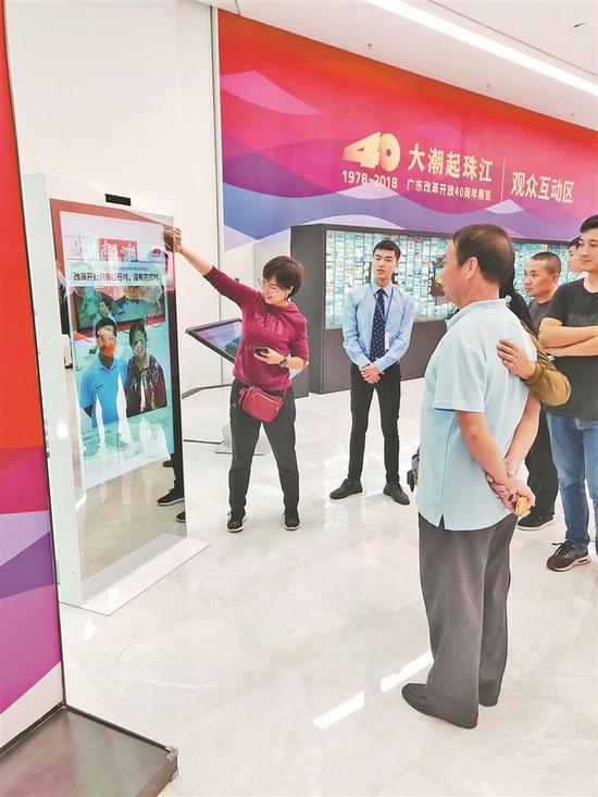 市民参观“大潮起珠江——广东改革开放40周年展览”。