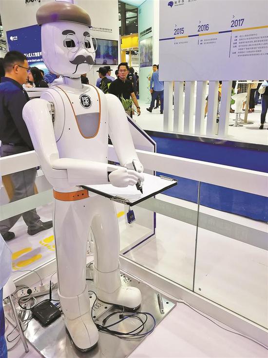 画像机器人正在为参展观众绘画人物肖像。深圳晚报记者 李超 摄