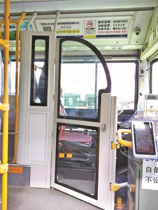 ▲部分公交车驾驶室加装了安全隔离门。