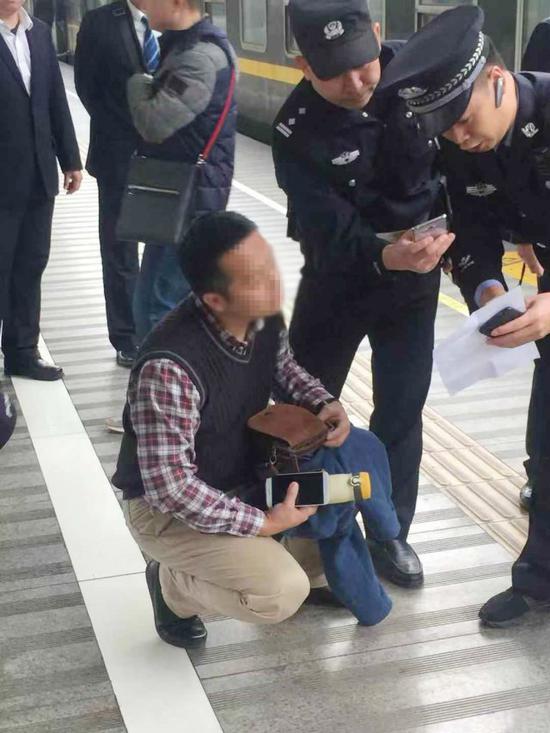 图为龙华法院在火车站抓获失信被执行人徐某。