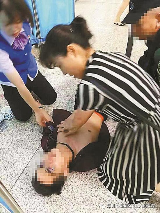 福田区第二人民医院龙尾社康中心护士长杜洁救助昏迷男子。