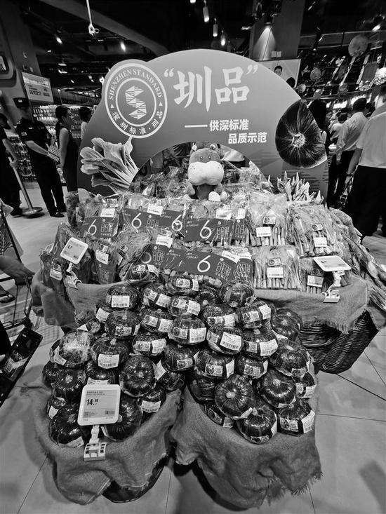 在盒马鲜生门店,商家将“圳品”系列商品摆在了显眼位置。