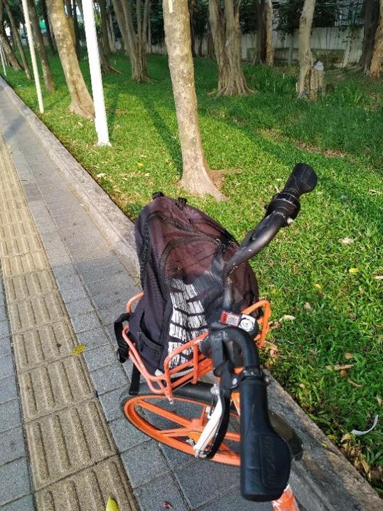 ▲经常有马大哈,忘记了自己的背包还在共享单车上就走了。