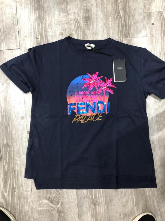 ▲现场缴获的假 FENDI 衣服。