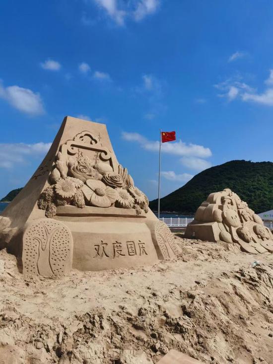 ▲国庆主题沙滩雕刻
