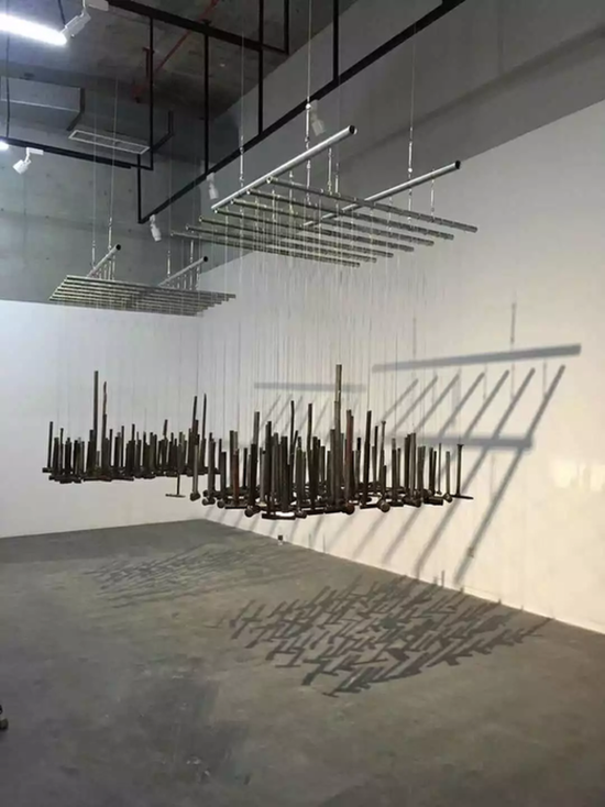 艾恩,《锤骨 声场》,尺寸可变,装置,2017