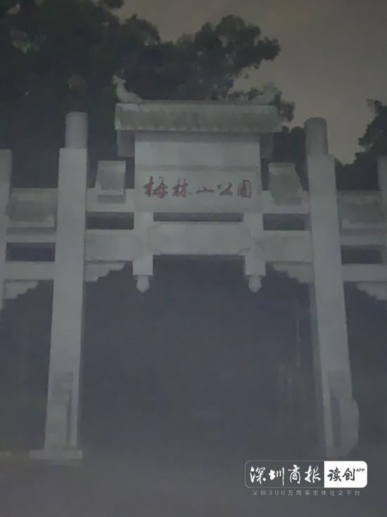 清晨5点左右的公园正门,受访者供图。