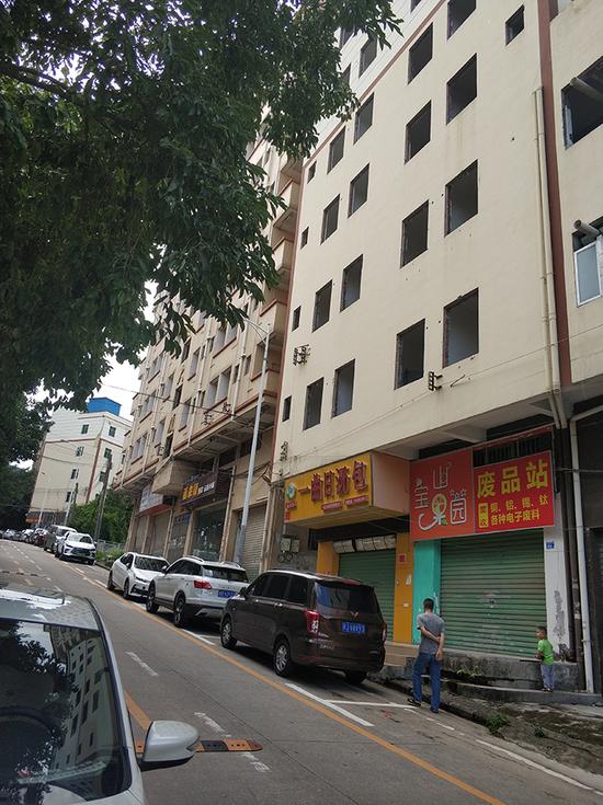 青洪路一侧的楼房接近搬空 一楼店铺关闭 黄琼 摄