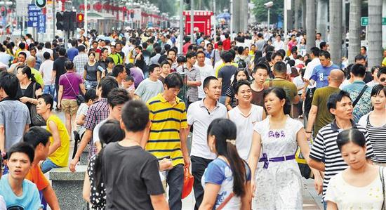 2012年5月，华强北人行道上涌动的人潮。
