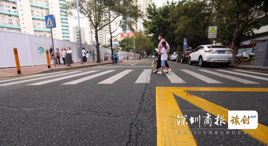 埋在百花四路下方的老旧管道，夏天时常爆裂，造成大量的水外流，水费由居民平摊。