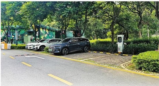 香蜜公园停车场尚有空位。